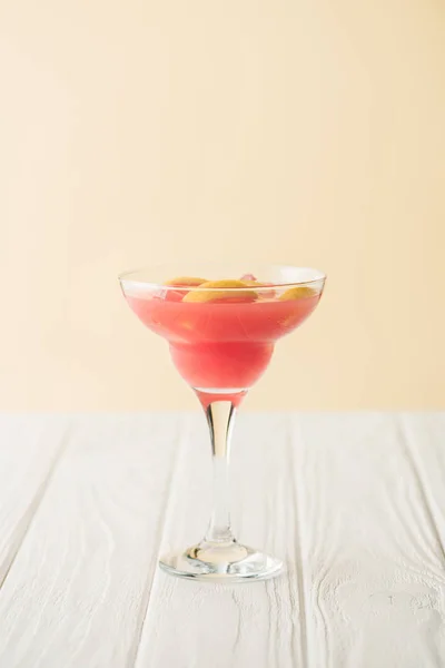 桃の背景に白の木製テーブルの上おいしい夏アルコール カクテルのビューをクローズ アップ — ストック写真