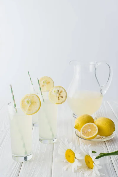 Vista Cerca Limonada Jarra Vasos Con Pajitas Sobre Mesa Madera — Foto de Stock