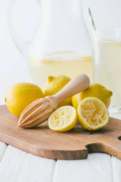 Selective Focus Lemons Wooden Squeezer Cutting Board Making Fresh Lemonade — Stock Photo, Image