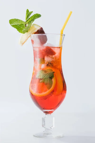 Vedere Aproape Cocktail Ului Vară Gheață Mentă Lămâie Portocale Izolate — Fotografie, imagine de stoc