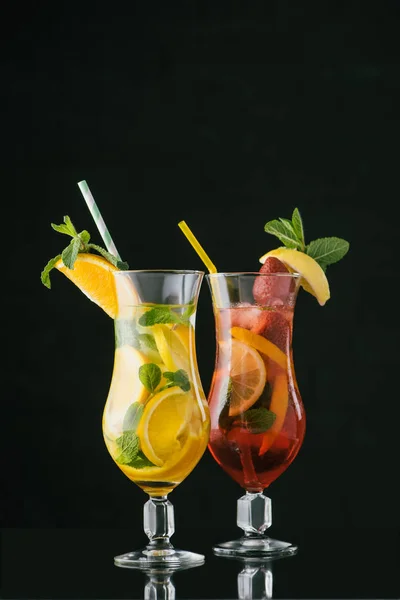 Close View Summer Fresh Cocktails Mint Citrus Pieces Isolated Black — Stock Photo, Image