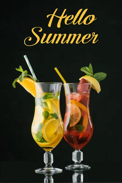 关闭与薄荷和柑橘片夏季新鲜鸡尾酒的看法 你好夏天题字孤立黑色 — 图库照片