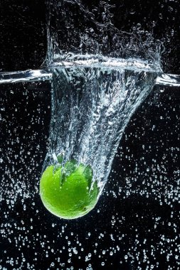 siyah izole sıçraması ile taze limon suyu görünümü kadar yakın