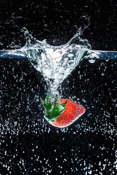 Nahaufnahme Von Frischen Erdbeeren Wasser Isoliert Auf Schwarz — Stockfoto