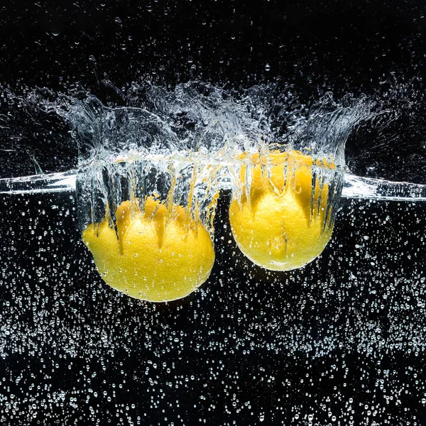 Крупный План Лимоны Воде Изолированы Черном — стоковое фото