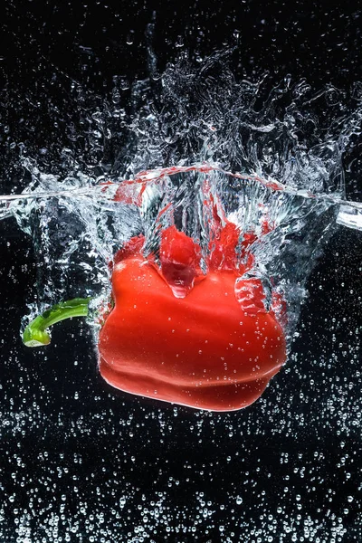 Close Van Rijpe Rode Paprika Water Geïsoleerd Zwart — Gratis stockfoto