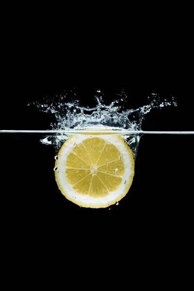 Zblízka Pohled Kus Citronu Vodě Izolována Černém Pozadí — Stock fotografie