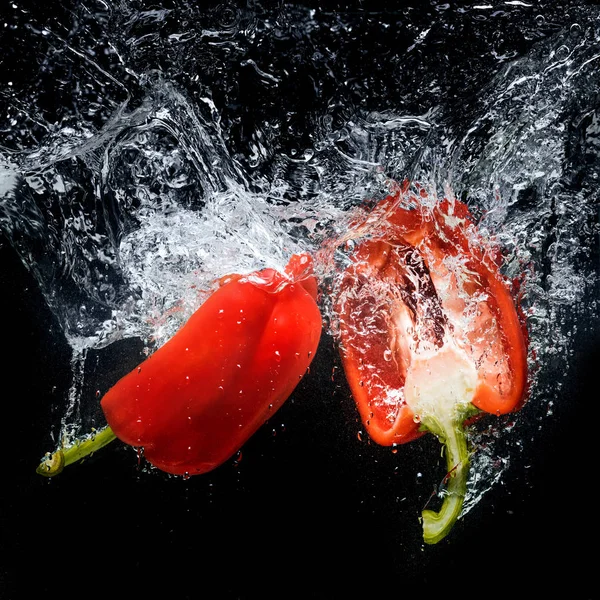 Close View Bell Pepper Pieces Water Isolated Black — Free Stock Photo