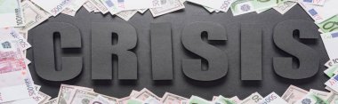 Dolar çerçevesindeki kelime krizinin en üst görüntüsü ve gölgeli siyah arkaplan ve panoramik çekim üzerine avro banknotları