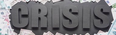 Dolar çerçevesinde kelime krizinin panoramik çekimi ve gölgeli siyah arkaplan üzerine avro banknotları