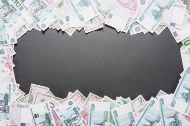 Siyah arkaplanda boş dolar, avro ve ruble banknotların fotokopi alanı ile üst görünümü