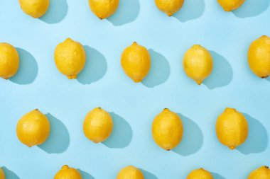 Mavi arka planda, gölgeli olgun sarı limon deseni