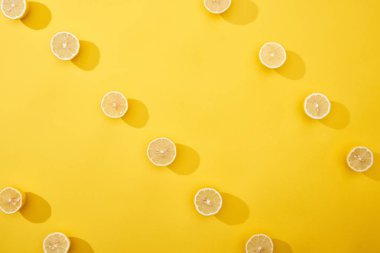 Sarı arka planda olgun limonların üst görünümü