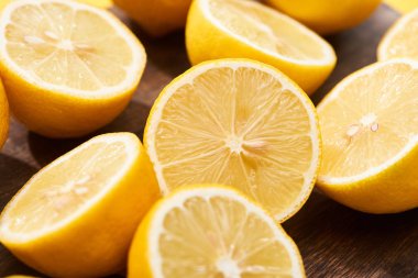 Olgunlaşmış limonların tahta kesme tahtasına yakın görüntüsü