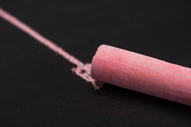 Siyah yüzey üzerindeki pembe tebeşir görünümünü çizgili çizgi, bağlantı kavramı ile kapat