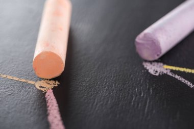Çizgili çizgilerle siyah yüzeyde renkli tebeşir, bağlantı konsepti