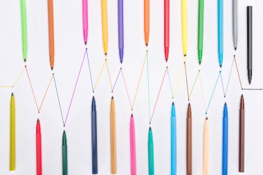 Beyaz arkaplandaki renkli keçeli kalemlerin üst görünümü, çizilmiş çizgiler, bağlantı ve iletişim konsepti