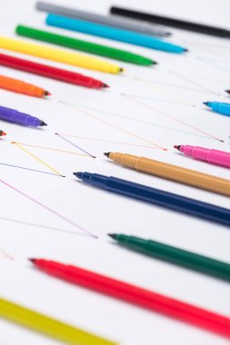 beyaz arkaplan üzerinde çok renkli keçeli kalemlerin seçici odak çizgili çizgiler, bağlantı ve iletişim konsepti