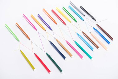 Beyaz arkaplandaki renkli keçeli kalemlerin üst görünümü, çizilmiş çizgiler, bağlantı ve iletişim konsepti