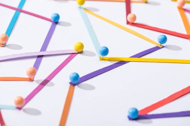İğneler, bağlantı ve iletişim konseptiyle çok renkli soyut bağlantılı çizgiler