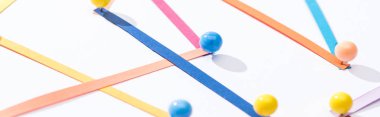 iğne, bağlantı ve iletişim konsepti ile çok renkli soyut bağlantılı çizgilerin panoramik görüntüsü