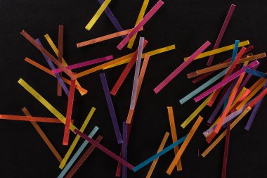 Siyah arkaplan, bağlantı ve iletişim konsepti üzerinde izole edilmiş çok renkli soyut çizgilerin üst görünümü