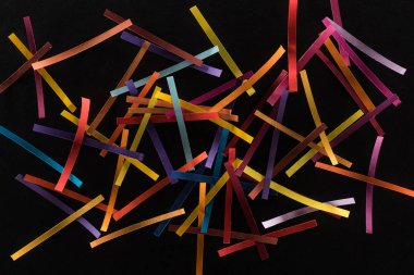 Çok renkli soyut çizgilerin üst görünümü siyah arkaplan, bağlantı ve iletişim konseptine dağılmış durumda