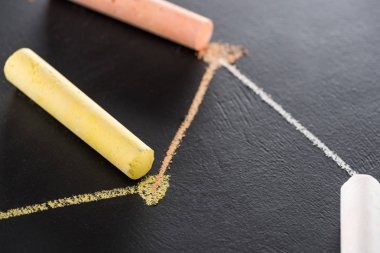 Bağlı çizgiler, bağlantı ve iletişim konseptiyle siyah yüzeyde renkli tebeşirler