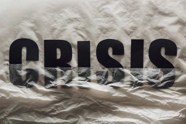 Zwart Woord Crisis Ondergedompeld Papier Symboliseert Water Grijze Papieren Achtergrond — Stockfoto