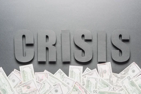 Vista Superior Palabra Crisis Cerca Billetes Dólar Dispersos Sobre Fondo — Foto de Stock