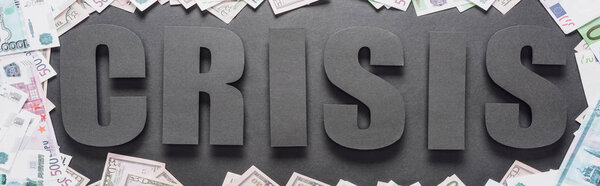 панорамный снимок мирового кризиса в рамках банкнот доллара и евро на черном фоне с тенями

