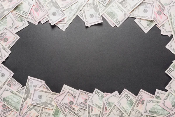 Πλαίσιο Διάσπαρτων Τραπεζογραμματίων Δολαρίων Μαύρο Φόντο Χώρο Αντιγράφων — Φωτογραφία Αρχείου