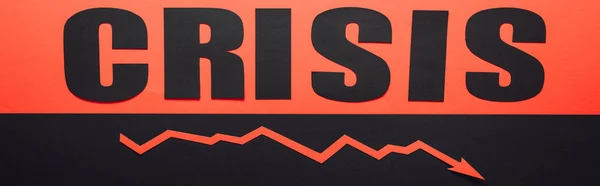 Panoramatický Záběr Slova Krize Recese Šipka Černém Červeném Pozadí Rozdělena — Stock fotografie