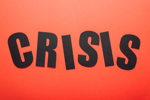 верхний вид черной бумаги сократить кризис слова на красном фоне
