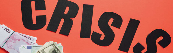 панорамный снимок кризиса черного слова вблизи доллара, евро и рублевых банкнот на красном фоне
