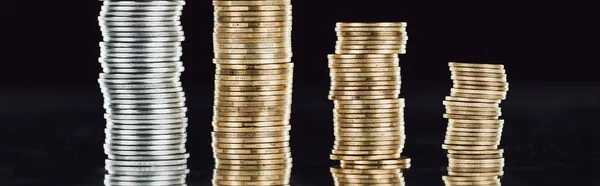 Панорамный Снимок Сложенных Серебряных Золотых Монет Поверхности Отражением Изолированным Черном — стоковое фото
