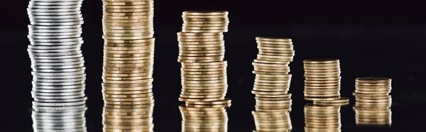 Панорамний Знімок Складених Срібних Золотих Монет Поверхні Відображенням Ізольовані Чорному — стокове фото