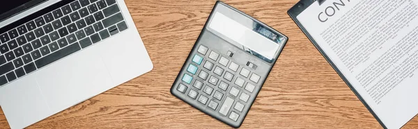 Tampilan Atas Kalkulator Laptop Dan Papan Klip Dengan Kontrak Meja — Stok Foto