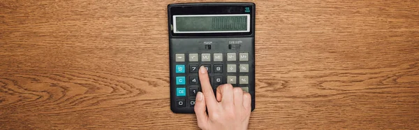 Częściowy Widok Kobiecej Ręki Kalkulator Stu Tysiącami Wystawie Drewnianym Biurku — Zdjęcie stockowe