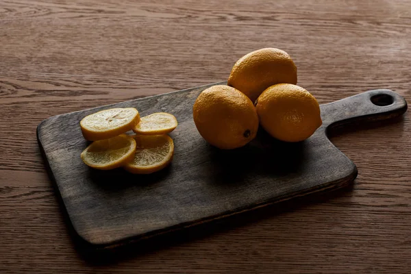 Ripe Yellow Whole Cut Lemons Cutting Board Wooden Background — Stock Photo, Image