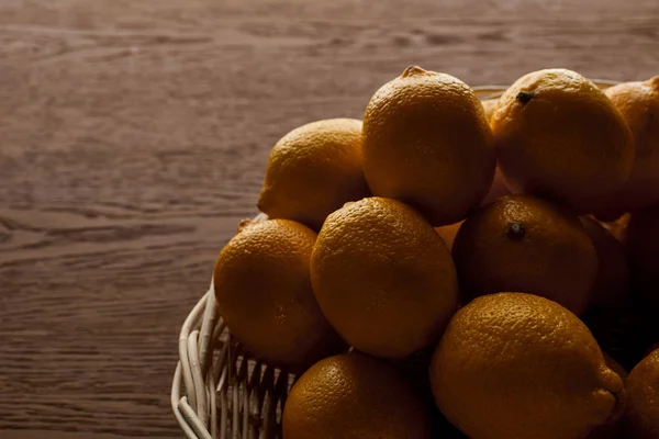 Limones Enteros Amarillos Maduros Canasta Mimbre Sobre Fondo Madera —  Fotos de Stock