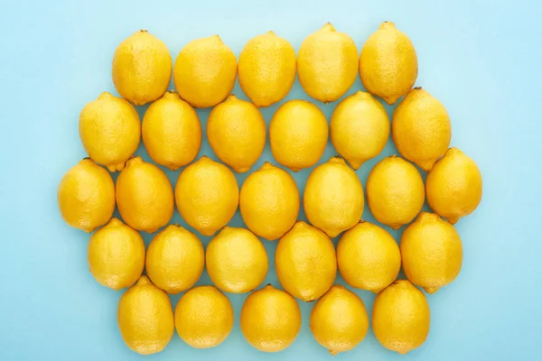 Vista Superior Limões Amarelos Maduros Fundo Azul — Fotografia de Stock