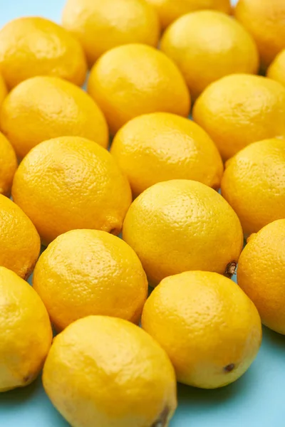 Vista Cerca Limones Amarillos Maduros Sobre Fondo Azul —  Fotos de Stock