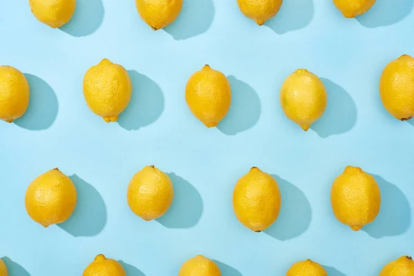 Muster Von Reifen Gelben Zitronen Auf Blauem Hintergrund Mit Schatten — Stockfoto