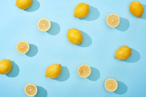 Vista Superior Limones Amarillos Enteros Cortados Sobre Fondo Azul — Foto de Stock