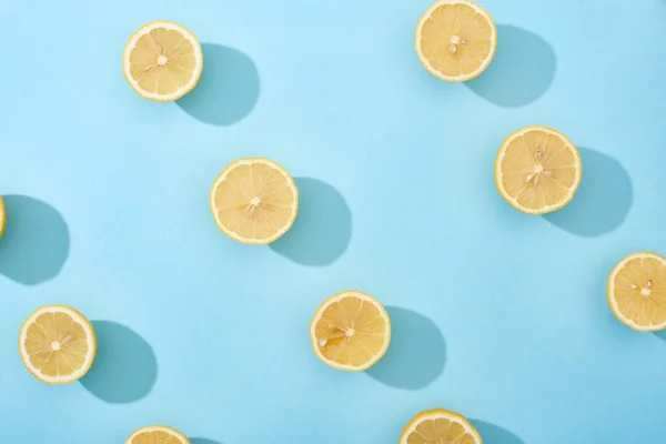 Draufsicht Auf Reife Geschnittene Gelbe Zitronen Auf Blauem Hintergrund — Stockfoto