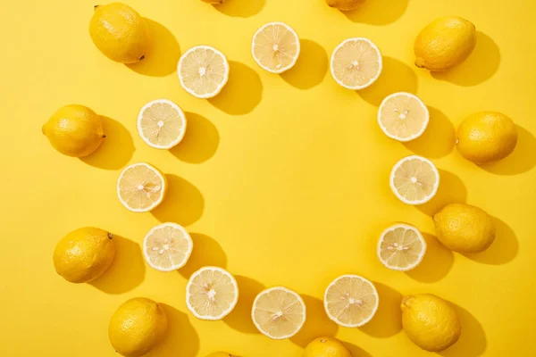 Верхний Вид Спелых Целых Лимонов Расположенных Круглой Рамке Желтом Фоне — стоковое фото
