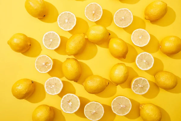 Top View Ripe Cut Whole Lemons Arranged Frame Yellow Background — Stock Photo, Image