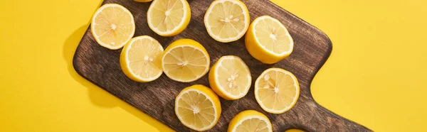 Вид Сверху Спелые Лимоны Деревянной Доске Желтом Фоне Панорамный Снимок — стоковое фото