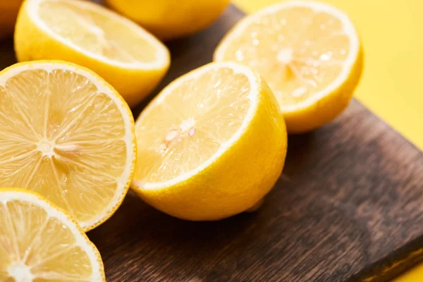 Close View Ripe Cut Lemons Wooden Cutting Board Yellow Background — Stock Photo, Image